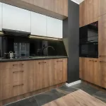 Stylish For 6 With Balcony Near The Main Square By Renters *