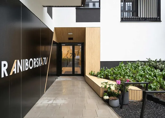 Stylish For 6 With Balcony Near The Main Square By Renters Apartmán Vratislav