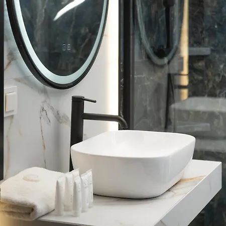 Stylish For 6 With Balcony Near The Main Square By Renters Apartment *
