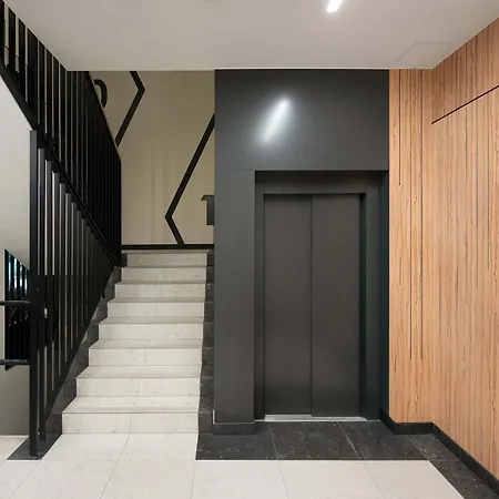 Stylish For 6 With Balcony Near The Main Square By Renters *