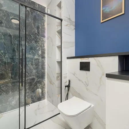 Stylish For 6 With Balcony Near The Main Square By Renters Apartment *