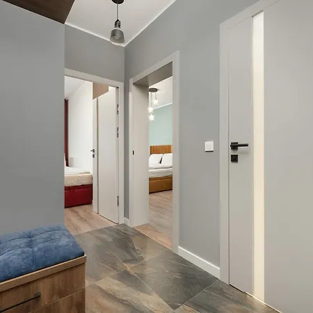 아파트 Stylish For 6 With Balcony Near The Main Square By Renters