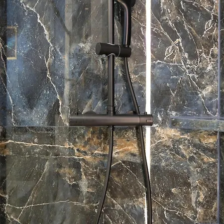 Stylish For 6 With Balcony Near The Main Square By Renters 아파트 *