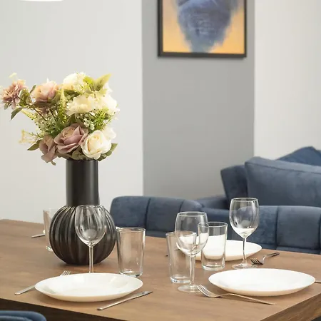 아파트 Stylish For 6 With Balcony Near The Main Square By Renters