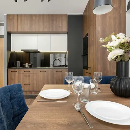 Stylish For 6 With Balcony Near The Main Square By Renters 아파트 *