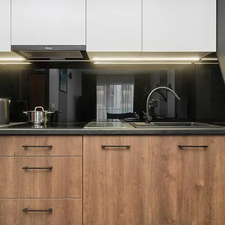 Stylish For 6 With Balcony Near The Main Square By Renters 아파트