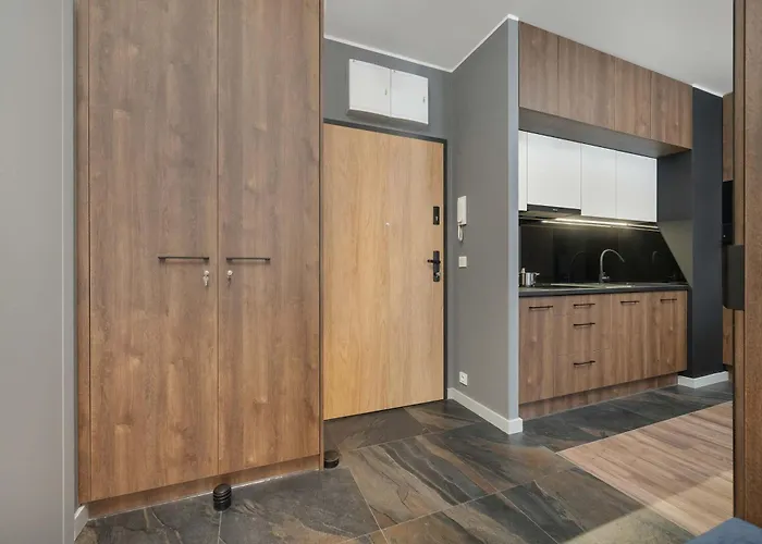 Stylish For 6 With Balcony Near The Main Square By Renters